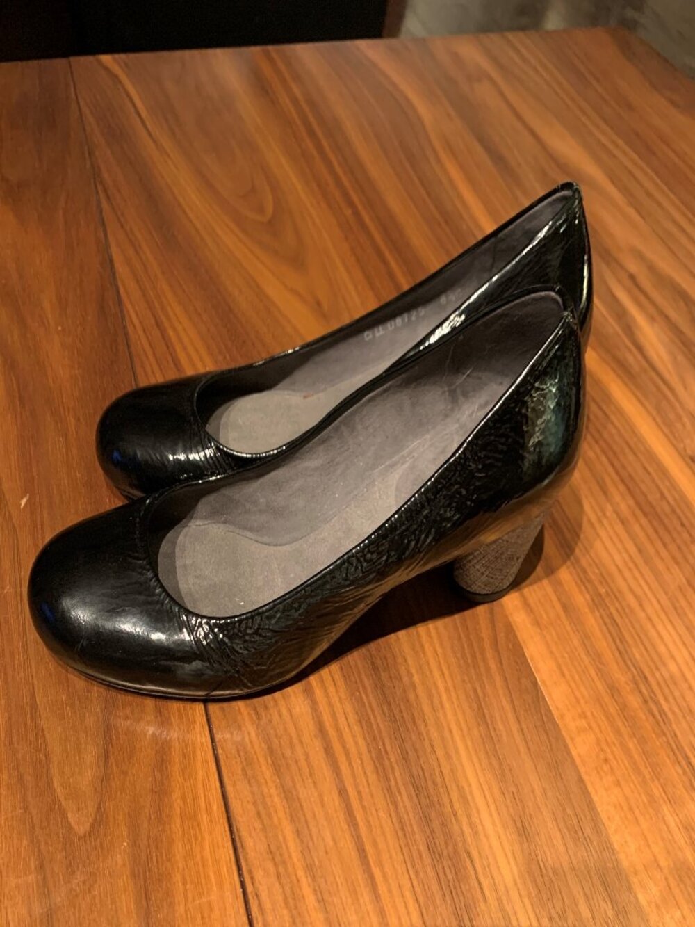 Stuart Weitzman black real patten leather pump, sz 8.5, EUC, stacked heel detail